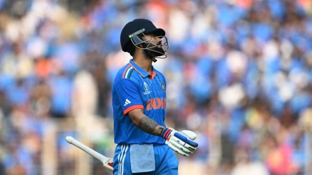 वर्ल्ड कप : विराट कोहली ने 63 गेंदों में 54 रन की पारी खेली और वो पैट कमिंस की गेंद पर बोल्ड हुए